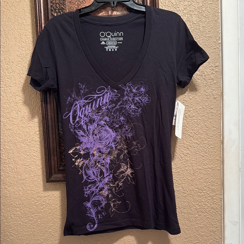 NWT O’Quinn Black & Purple Floral Fitted Graphic Short Sleeve Tee. Medium.